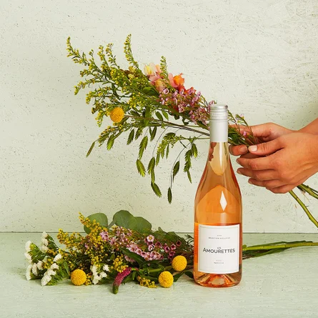 Floristens kreative buket (høj) med Les Amourettes, Rosé Pays d`Oc